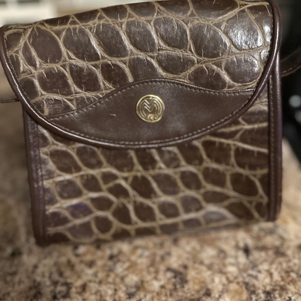 Chic Brown Crocodile-Embossed Crossbody Bag